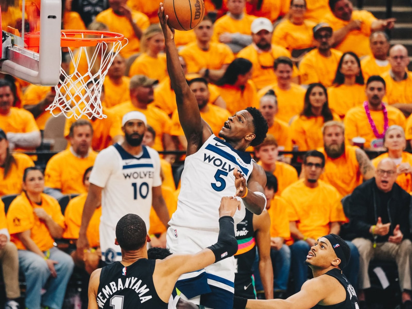 NBA／灰狼 G1 逆襲扳倒馬刺搶下首勝！愛德華茲回歸末節爆發、文班亞馬 12 鍋無力回天！