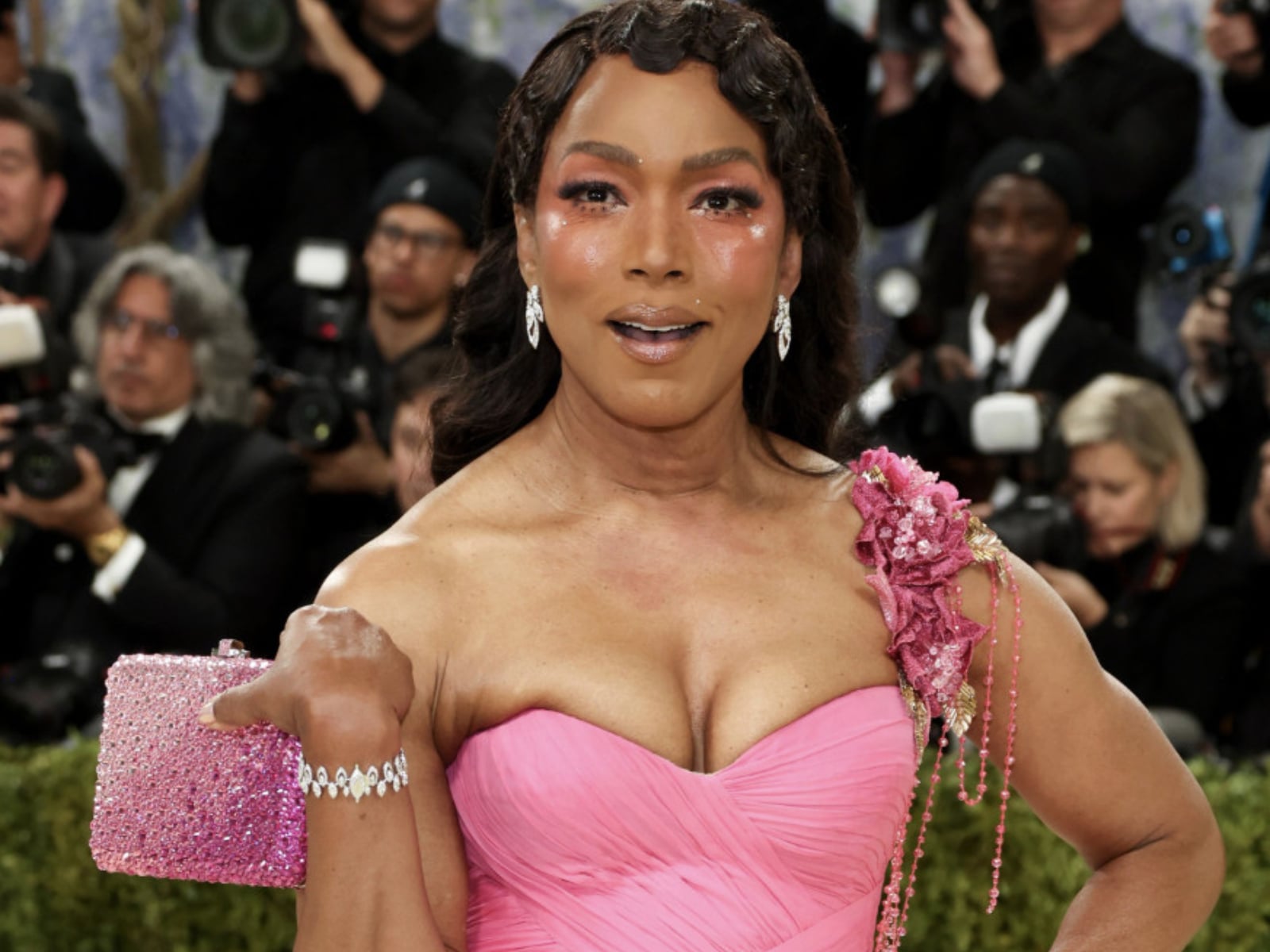 2026 Met Gala 安琪拉貝瑟 Angela Bassett 玫瑰粉禮服驚豔全場！靈感竟來自百年黑人畫作！
