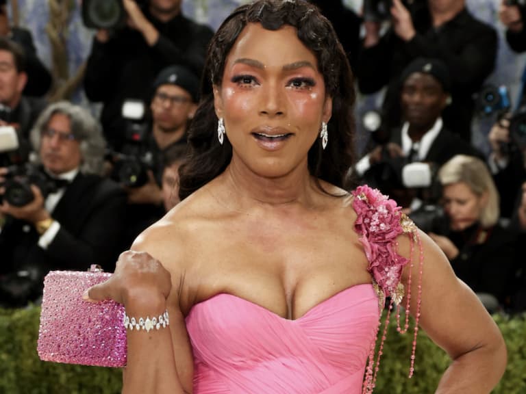 2026 Met Gala 安琪拉貝瑟 Angela Bassett 玫瑰粉禮服驚豔全場！靈感竟來自百年黑人畫作！