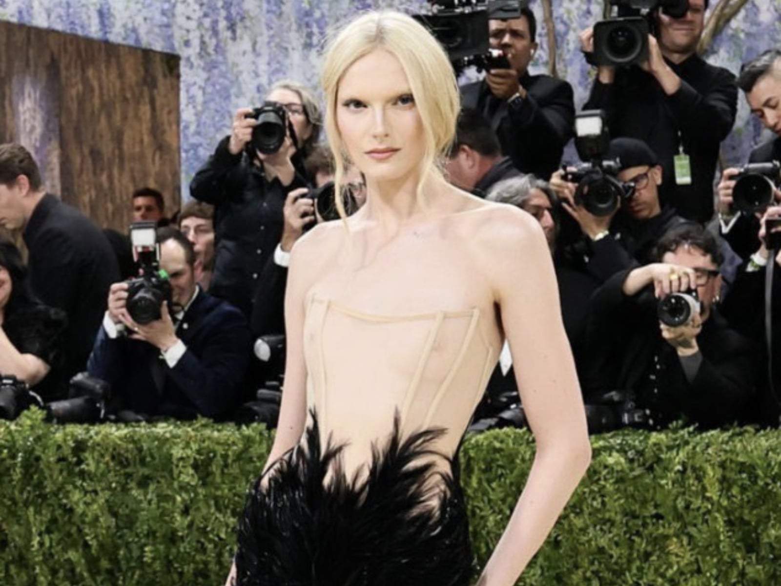 2026 Met Gala 亞歷克絲康莎妮 Alex Consani 成首位跨性別主持！脫披風露胸古馳禮服震撼全場！