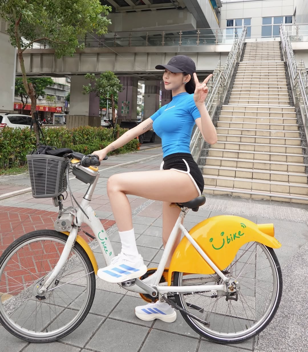 梓梓 IG 曝身高 160 火辣身材騎 YouBike 照！飲食控制、高強度訓練⋯完美體態維持秘訣曝光！