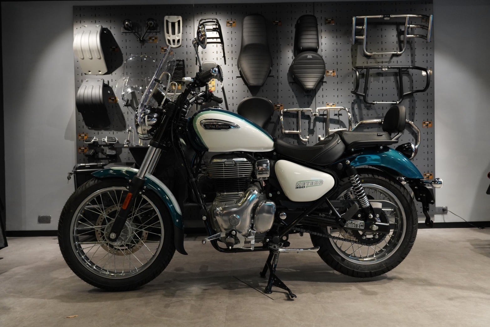 Royal Enfield 台北旗艦店正式開幕！婁峻碩驚喜現身、Meteor 350 極光綠首度亮相！