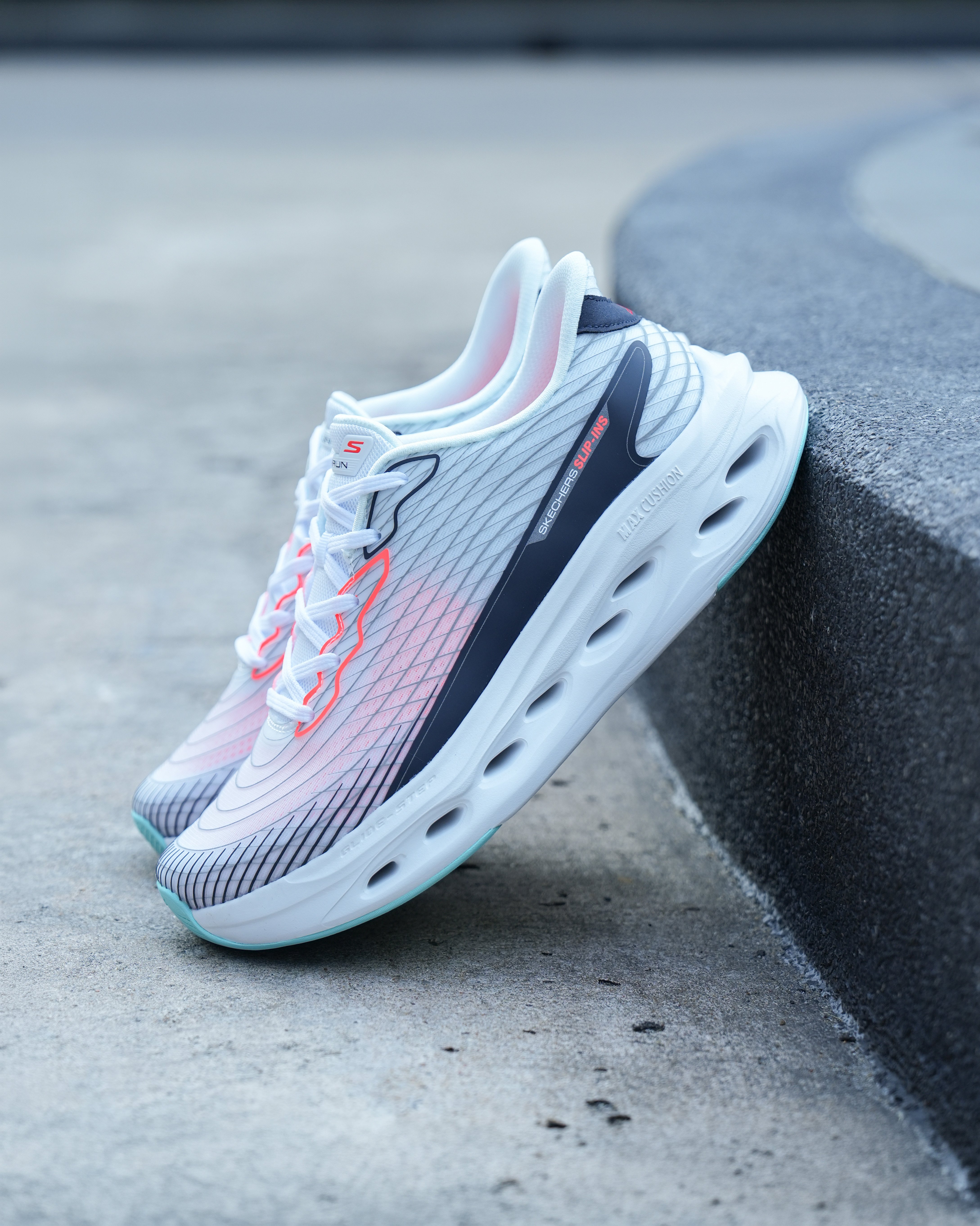 跟著舒華步入春日舒適節奏！SKECHERS GLIDE-STEP 舒適行走專家，讓每一步都輕盈有型，日常通勤也能一秒走花路！
