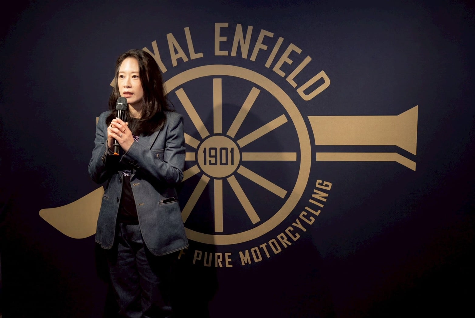 百年重機品牌 Royal Enfield 台北開旗艦店！Meteor 350「極光綠」首亮相，婁峻碩親臨見證騎士新聖地！