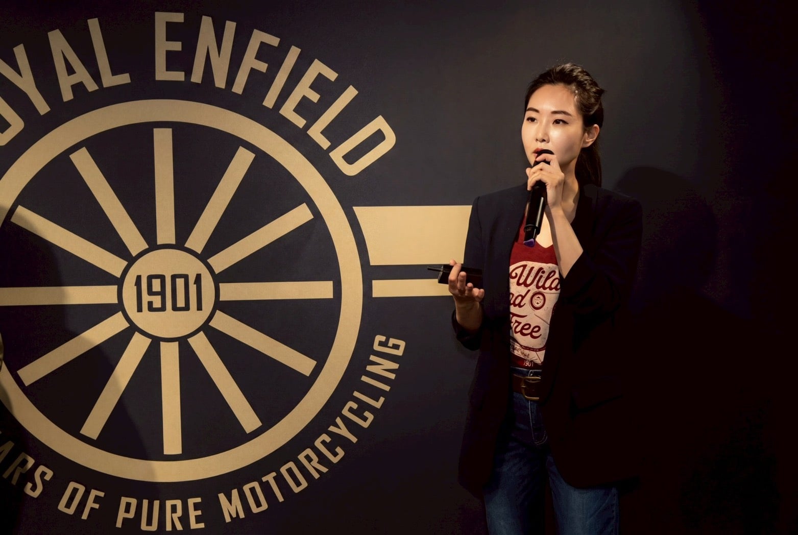 百年重機品牌 Royal Enfield 台北開旗艦店！Meteor 350「極光綠」首亮相，婁峻碩親臨見證騎士新聖地！
