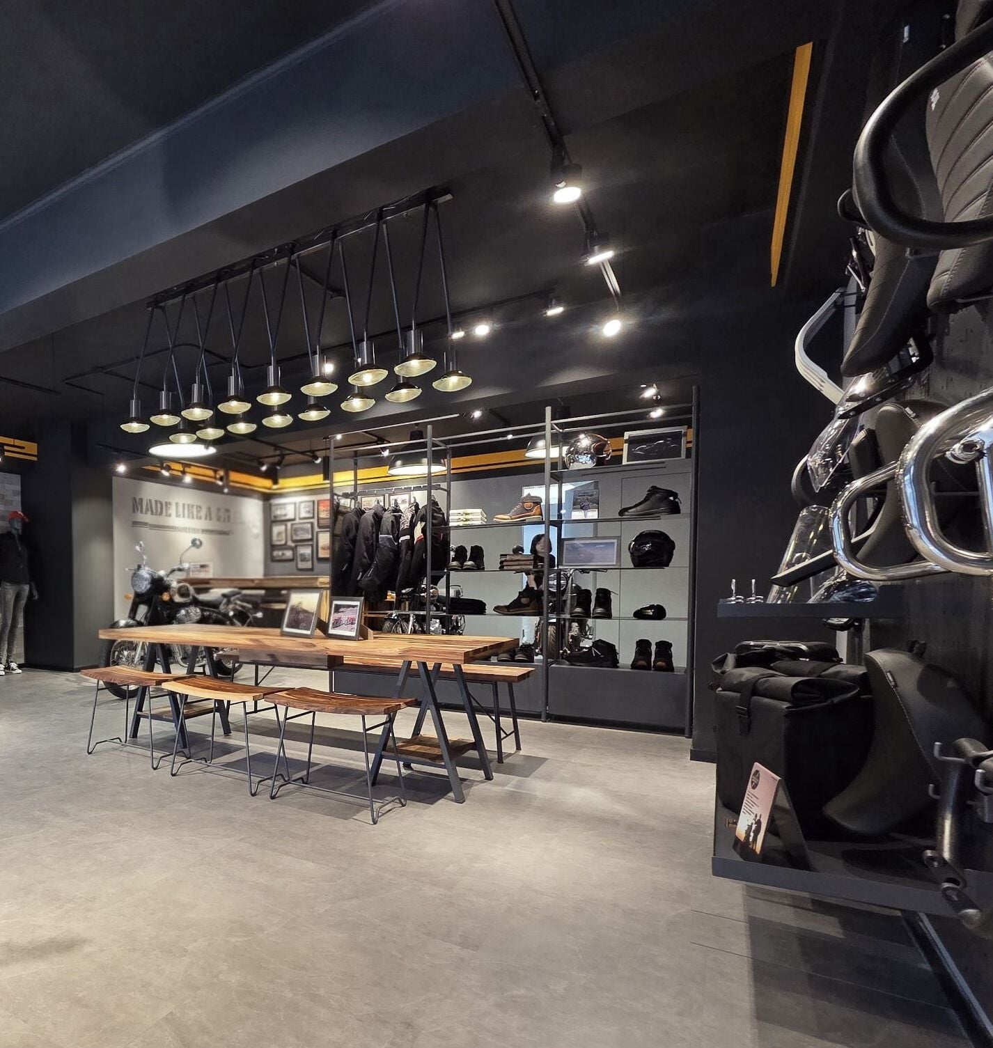 百年重機品牌 Royal Enfield 台北開旗艦店！Meteor 350「極光綠」首亮相，婁峻碩親臨見證騎士新聖地！