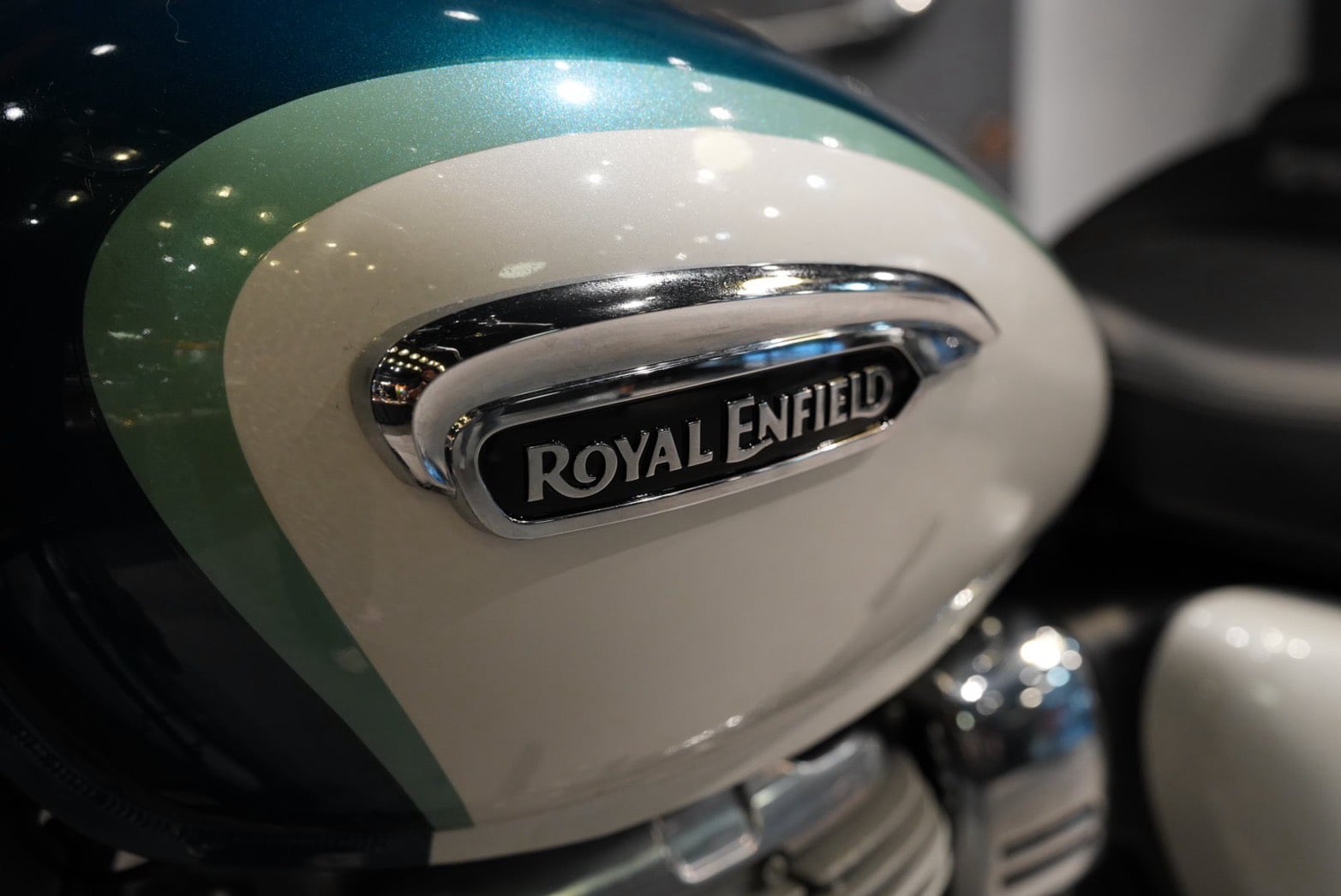 百年重機品牌 Royal Enfield 台北開旗艦店！Meteor 350「極光綠」首亮相，婁峻碩親臨見證騎士新聖地！