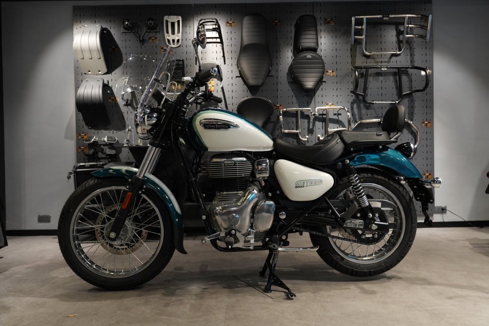 百年重機品牌 Royal Enfield 台北開旗艦店！Meteor 350「極光綠」首亮相，婁峻碩親臨見證騎士新聖地！