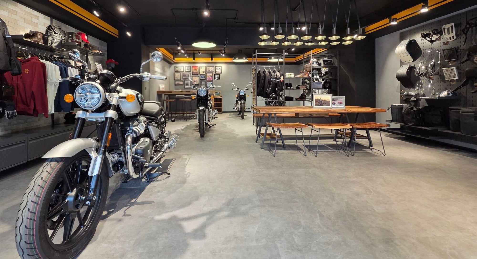 百年重機品牌 Royal Enfield 台北開旗艦店！Meteor 350「極光綠」首亮相，婁峻碩親臨見證騎士新聖地！