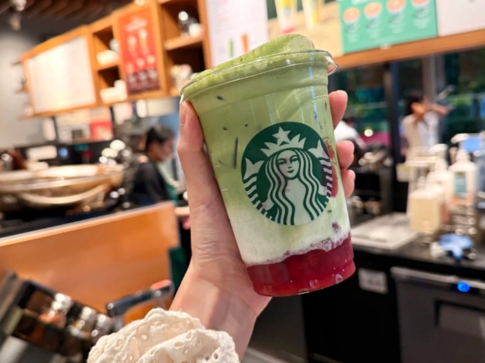 星巴克隱藏點法曝光！離職店員推薦 5 大必喝飲品：冰搖檸檬果茶、維也納那堤⋯這樣點最好喝！