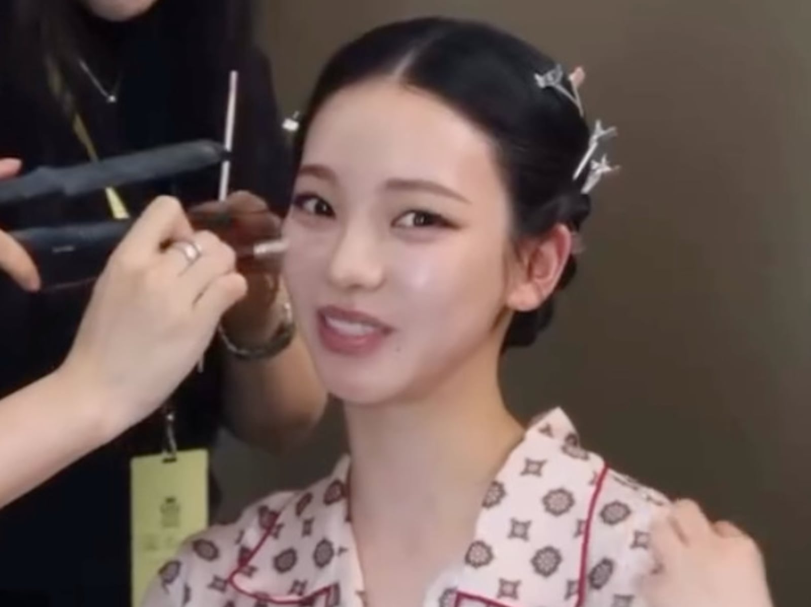 aespa Karina Met Gala 花絮曝光！演練見蕾哈娜耳朵爆紅，真實反應掀熱議！