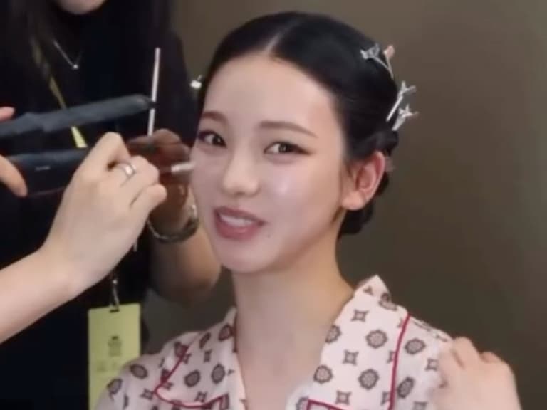 aespa Karina Met Gala 花絮曝光!演練見蕾哈娜耳朵爆紅,真實反應掀熱議!