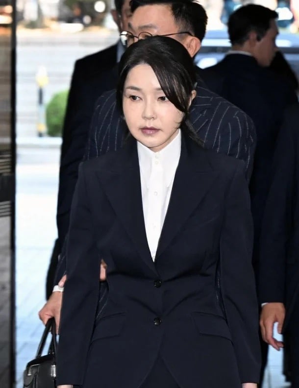 韓國前總統夫人金建希剛被判 4 年！主審法官墜樓離世，遺書內容曝光！