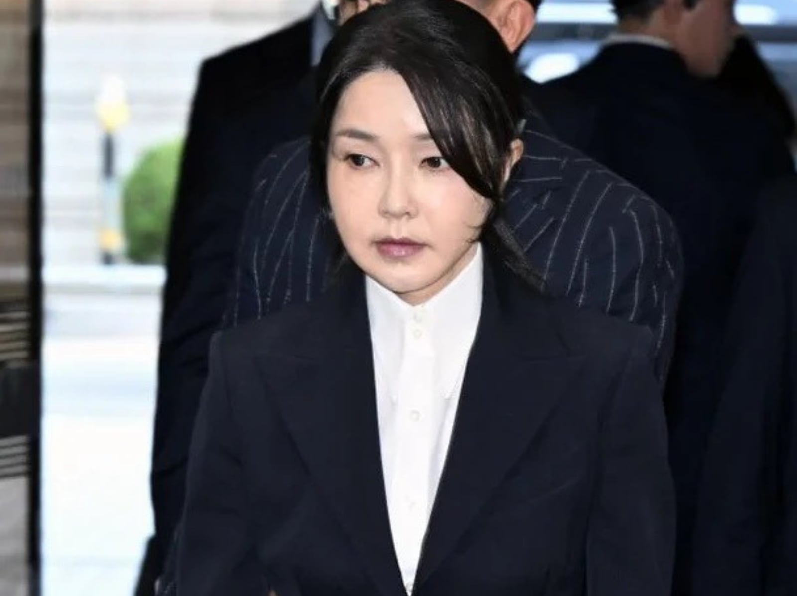 韓國前總統夫人金建希剛被判 4 年！主審法官墜樓離世，遺書內容曝光！