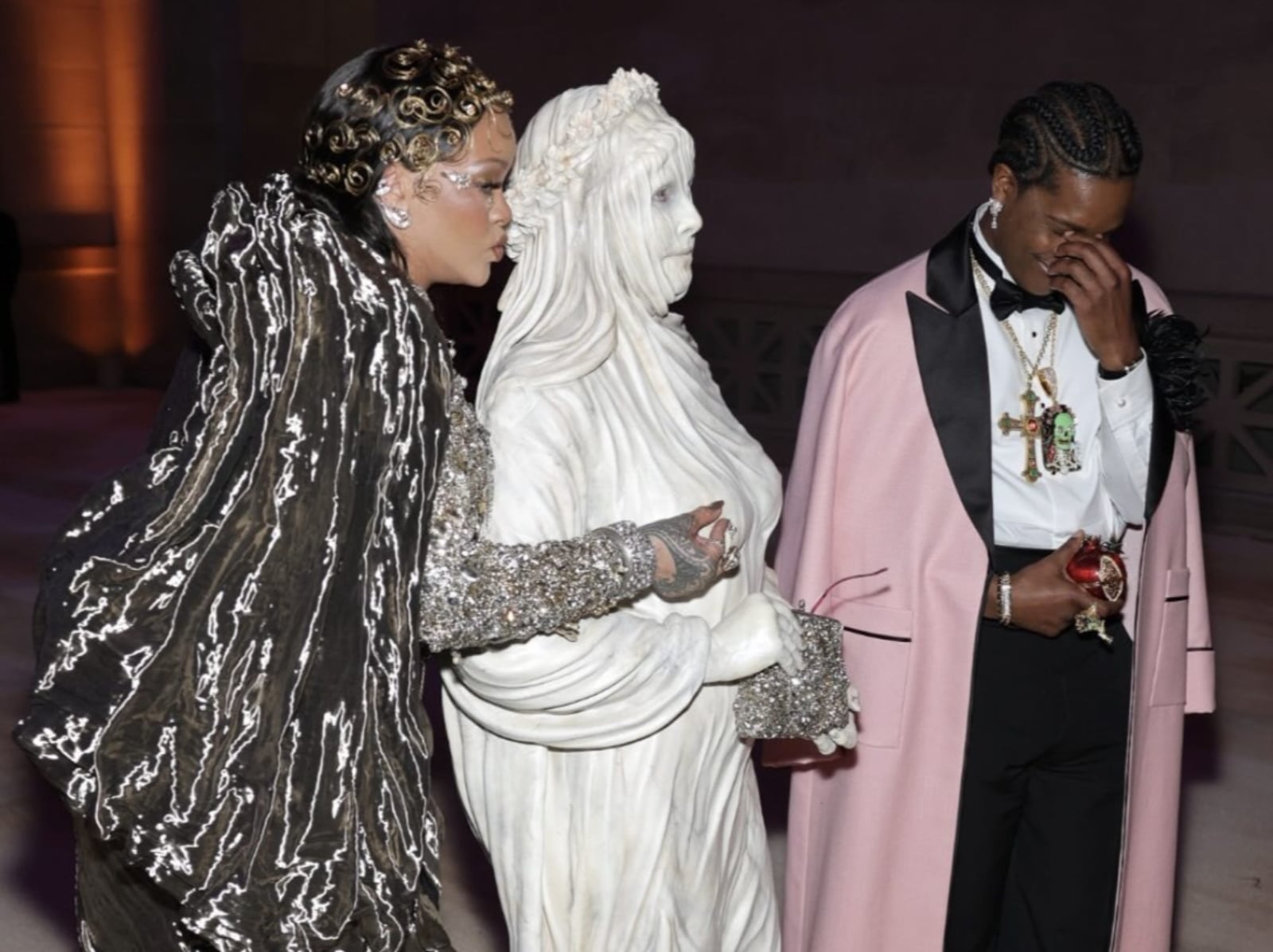 2026 Met Gala／蕾哈娜 Rihanna 當眾挑逗 Heidi Klum，網友笑：「只有她敢這樣！」