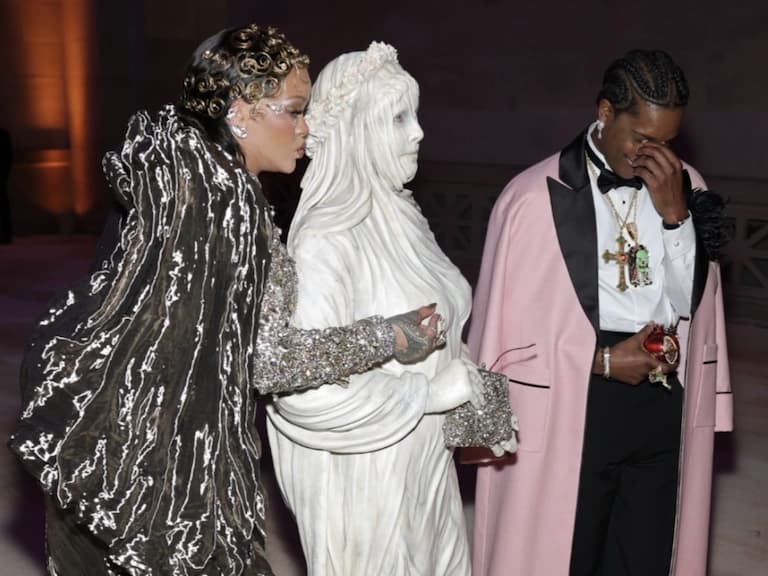 2026 Met Gala／蕾哈娜 Rihanna 當眾挑逗 Heidi Klum，網友笑：「只有她敢這樣！」
