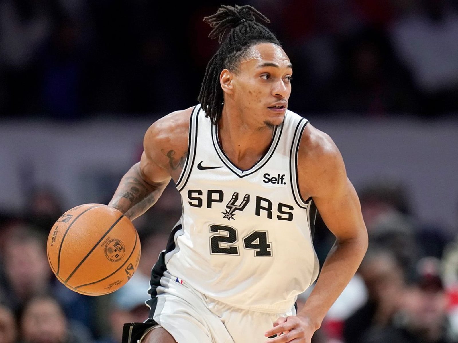 NBA／Devin Vassell 超扯「空中接力三分球」震撼全場！球迷驚嘆「《影子籃球員》綠間是真的！」