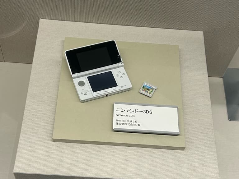 3DS 竟被放進博物館「復古展示區」！日網友崩潰：小學拿在手上的東西已成文物？