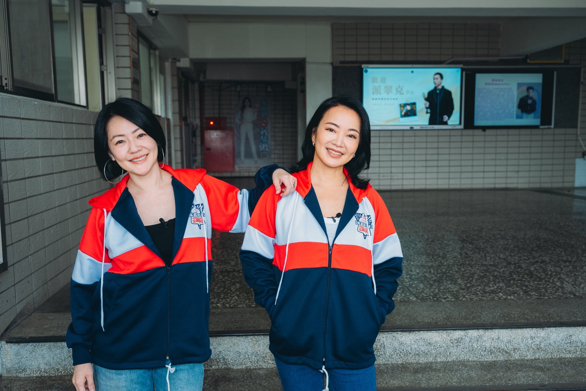 小S、阿雅時隔 30 年重返母校！翻畢業紀念冊泛淚懷念大S：每分每秒好想你