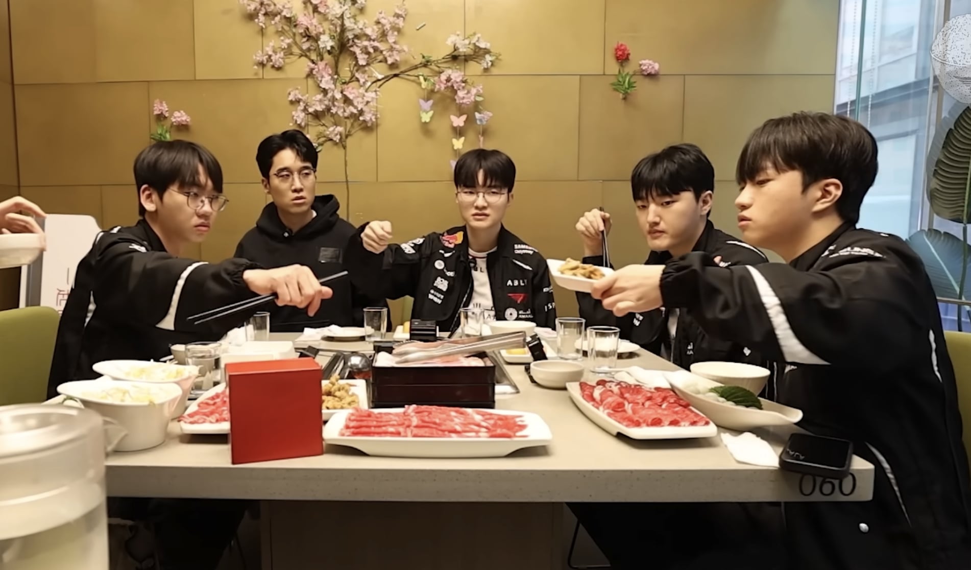 Faker 無視醫生「火鍋禁令」自主解禁！海底撈黑海會員年消費破 10 萬、T1 官方笑稱「醫生禁止收看」！