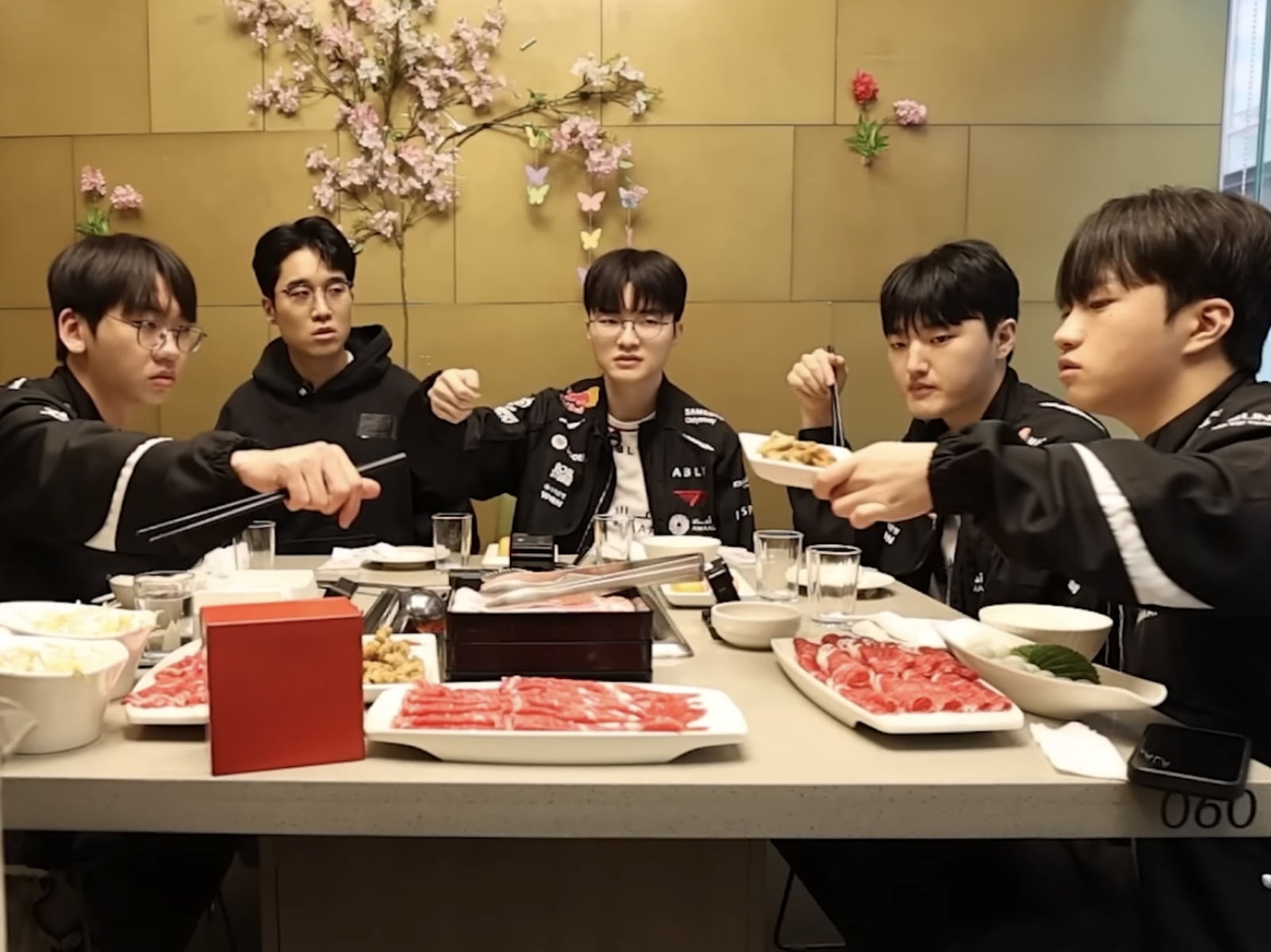 Faker 無視醫生「火鍋禁令」自主解禁！海底撈黑海會員年消費破 10 萬、T1 官方笑稱「醫生禁止收看」！