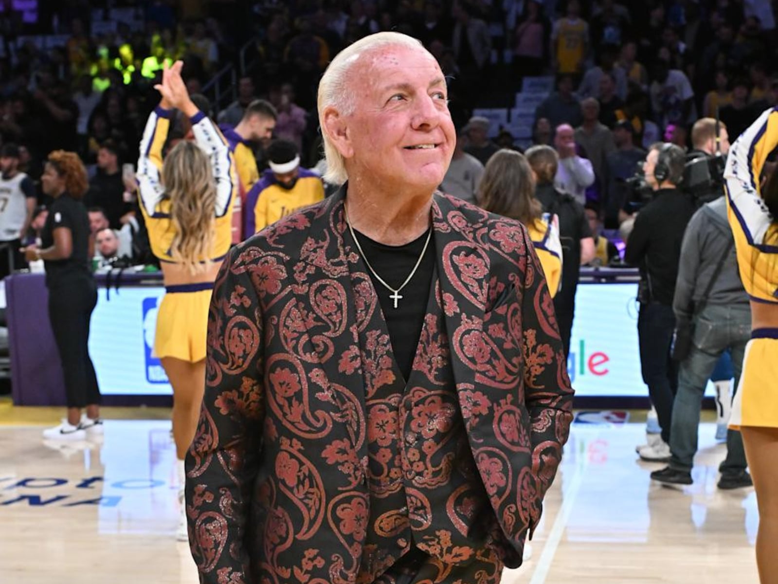 WWE 傳奇摔角手 Ric Flair 指責 Luka Doncic 要趕快上場：「沒人要領高薪不做事的廢物！」