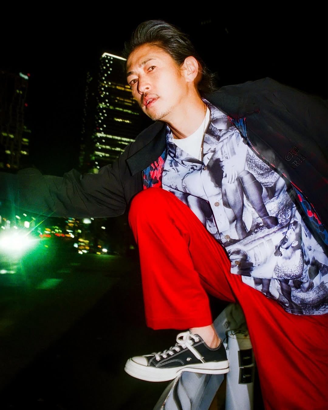 窪塜洋介為什麼紅 20 年都不退流行？從叛逆少年到成熟型男，7 套穿搭解密他如何把日本街頭穿出自己的樣子