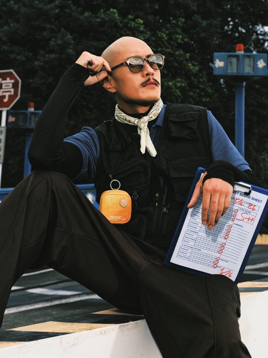 玩命車手認證！韓哥、YELLOW黃宣聯手代言墨鏡新品⋯網笑：「東南亞巨石強森當教練也太狂」！