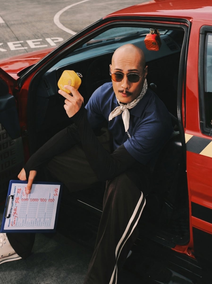 玩命車手認證！韓哥、YELLOW黃宣聯手代言墨鏡新品⋯網笑：「東南亞巨石強森當教練也太狂」！