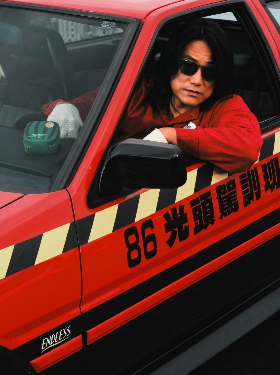 玩命車手認證！韓哥、YELLOW黃宣聯手代言墨鏡新品⋯網笑：「東南亞巨石強森當教練也太狂」！