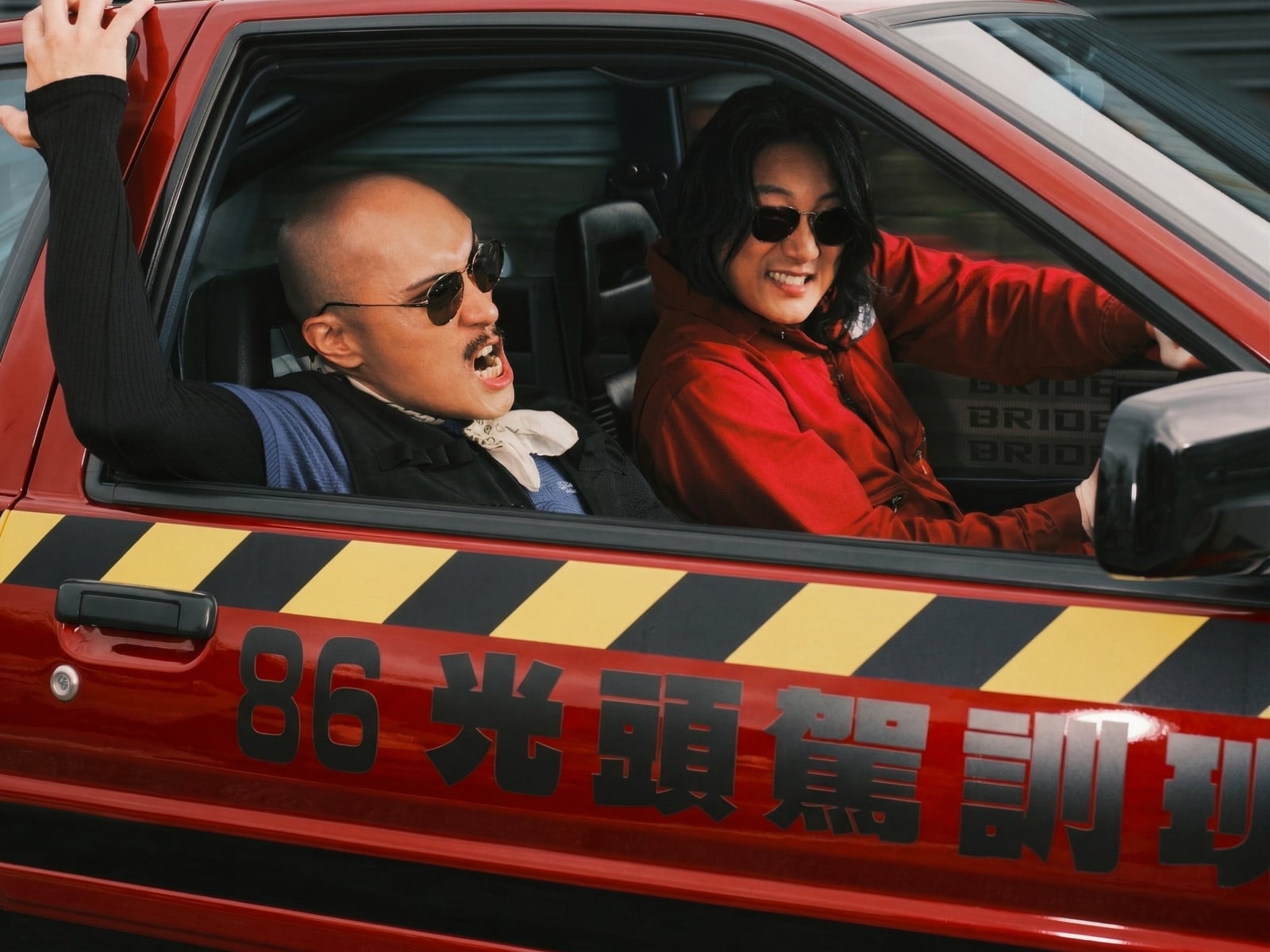 玩命車手認證！韓哥、YELLOW黃宣聯手代言墨鏡新品⋯網笑：「東南亞巨石強森當教練也太狂」！
