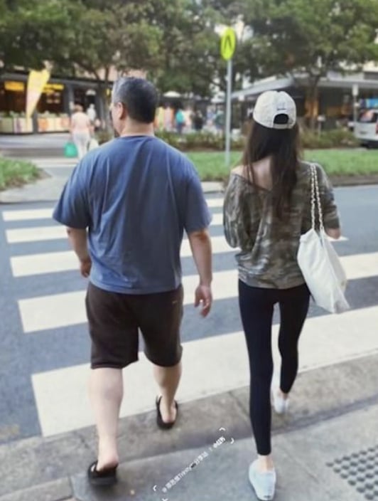 廖思惟曬父女合照！微風董座廖鎮漢穿拖鞋短褲壓馬路網笑：「退休大叔本人！」