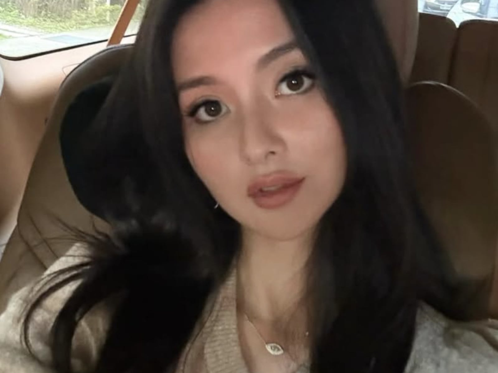 廖思惟曬父女合照！微風董座廖鎮漢穿拖鞋短褲壓馬路網笑：「退休大叔本人！」