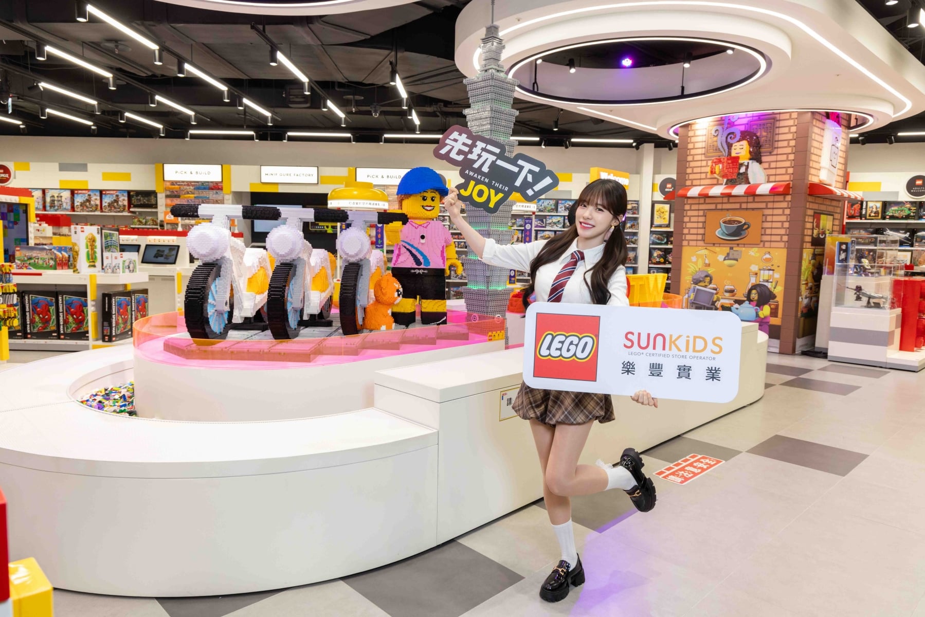 李多慧現身全台最大樂高授權店！30 位粉絲近距離互動、10 萬顆積木台北101超震撼