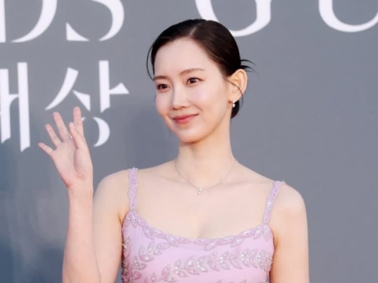 跌倒也可以這麼美!申鉉彬百想紅毯重摔坐地,主持人衝上前肉身擋鏡救場!