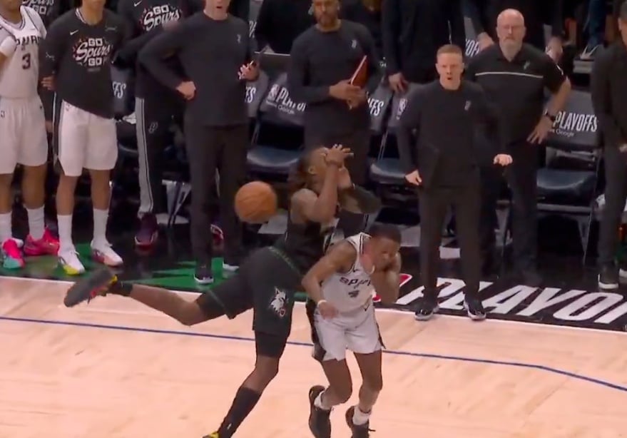 NBA／Ayo Dosunmu 關鍵超神「腳接球」幫灰狼贏下比賽！AE 狂轟 36 分、斑馬遭驅逐出場！
