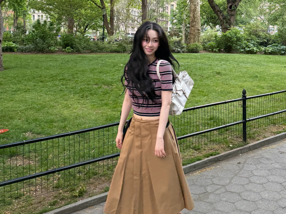 aespa Karina 身高 168 上肩 Prada 全新包款掀帶貨潮！偷露「寶寶肚」萌樣引網姨母笑！