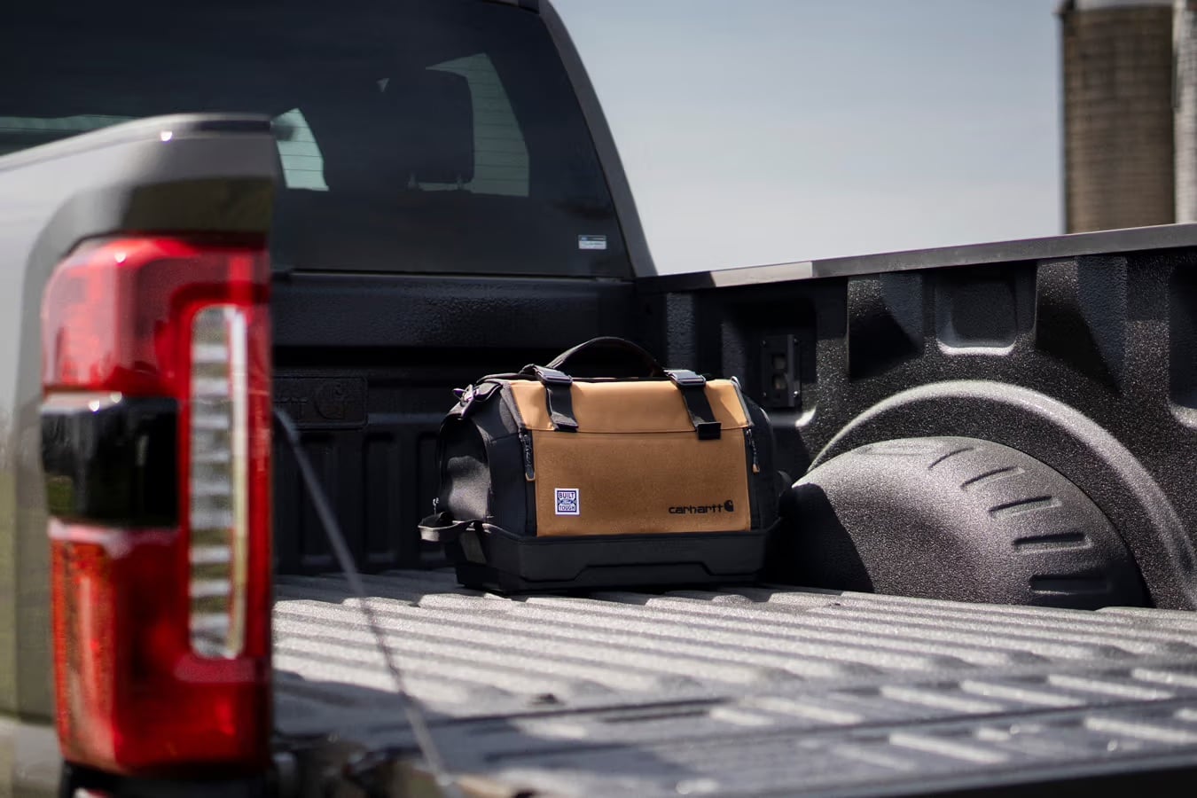 工裝界傳奇聯手造車!Ford 與 Carhartt 推 130 年工人精神皮卡⋯工裝迷、卡車愛好者準備好!