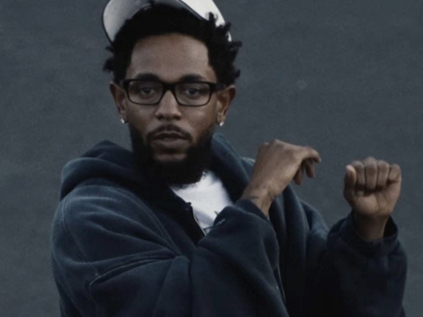 肯卓克拉瑪 Kendrick Lamar 2.7 億母校重建感動重逢國中老師！同日多首神曲從串流平台神秘消失！