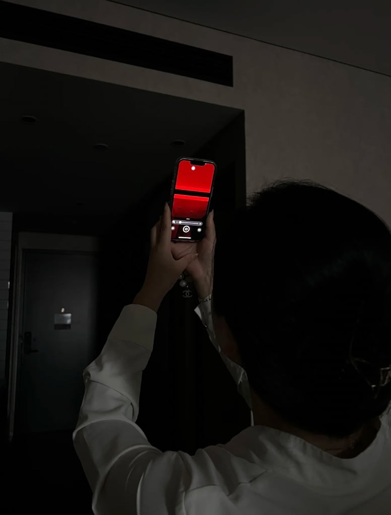 醫美診所針孔偷拍事件延燒!教你偵測方法:iPhone 放大鏡、閃光燈⋯5 招快看!