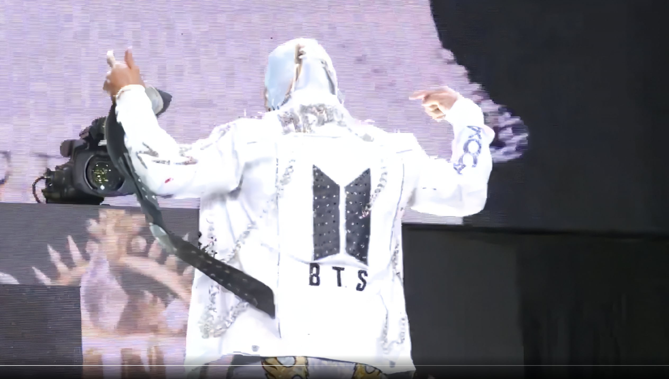 BTS 成員現身墨西哥摔角賽!戴面具觀賽照樣轟動全場!
