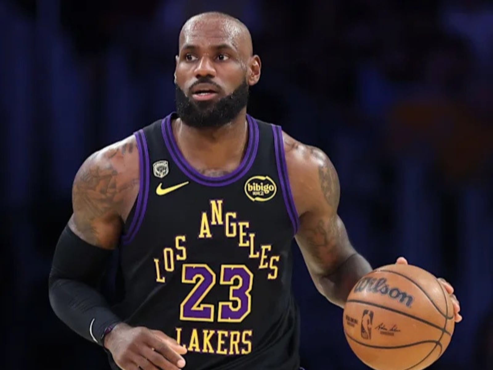 NBA／詹姆斯與兒子互噴垃圾話影片再掀熱議！LBJ 霸氣反嗆「我可是 GOAT 欸！」