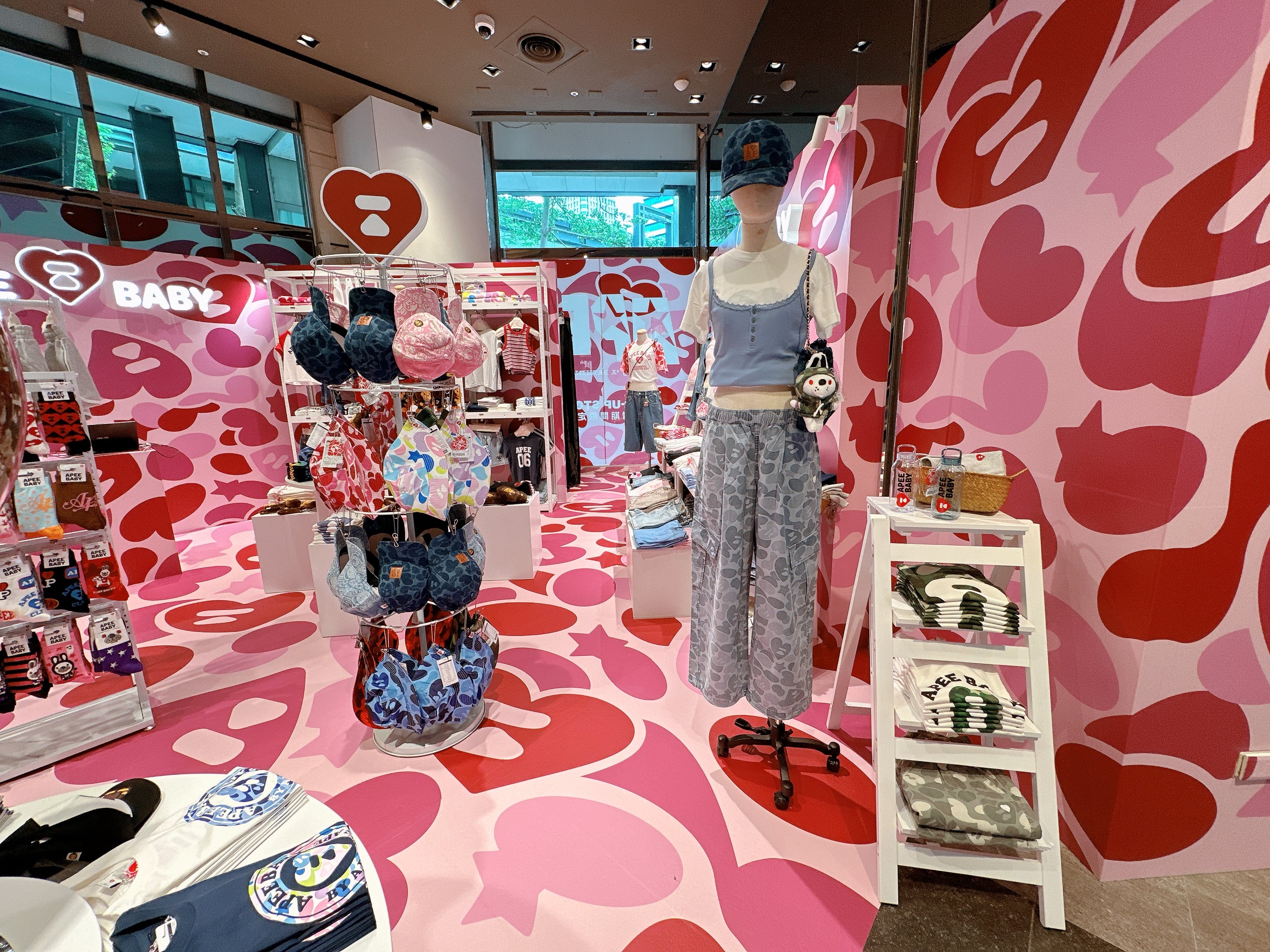 APEE 2026 春季新系列快閃店登陸信義區！宇宙啦啦隊 6 位女孩現身、台北限定款必搶⋯五大亮點一次看！
