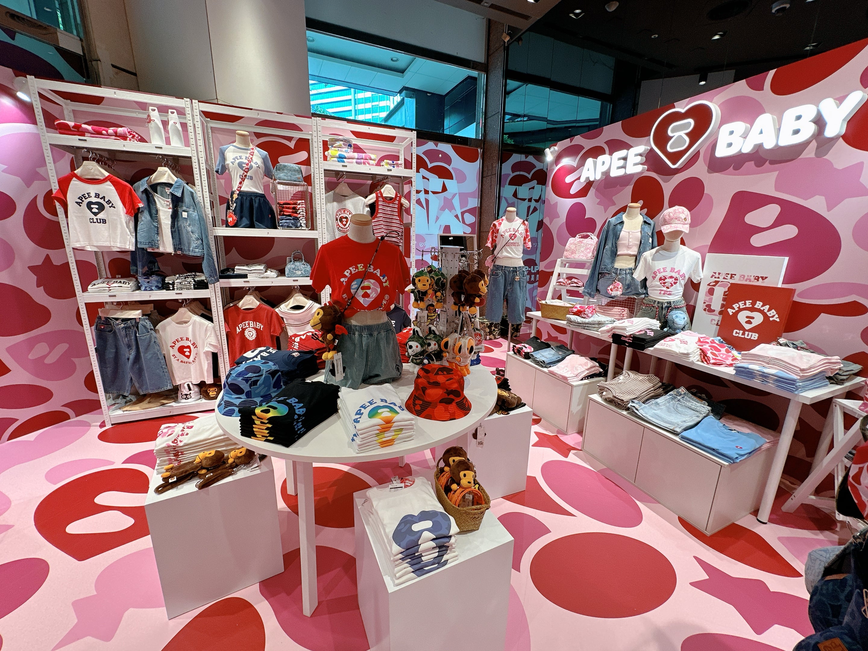 APEE 2026 春季新系列快閃店登陸信義區！宇宙啦啦隊 6 位女孩現身、台北限定款必搶⋯五大亮點一次看！