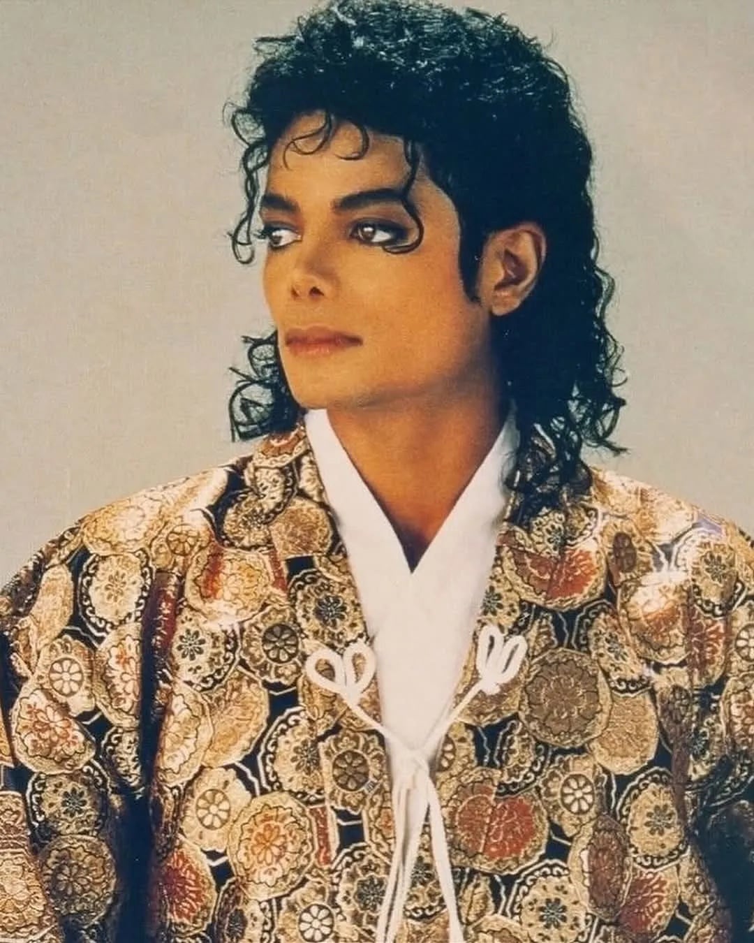 麥可傑克森 Michael Jackson 穿著日本武士鎧甲服照片引熱議！網友：「永遠的傳奇巨星！」
