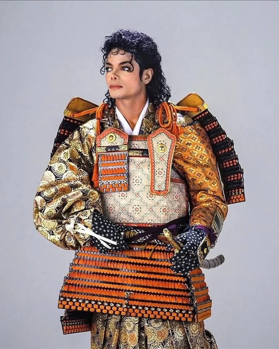 麥可傑克森 Michael Jackson 穿著日本武士鎧甲服照片引熱議！網友：「永遠的傳奇巨星！」