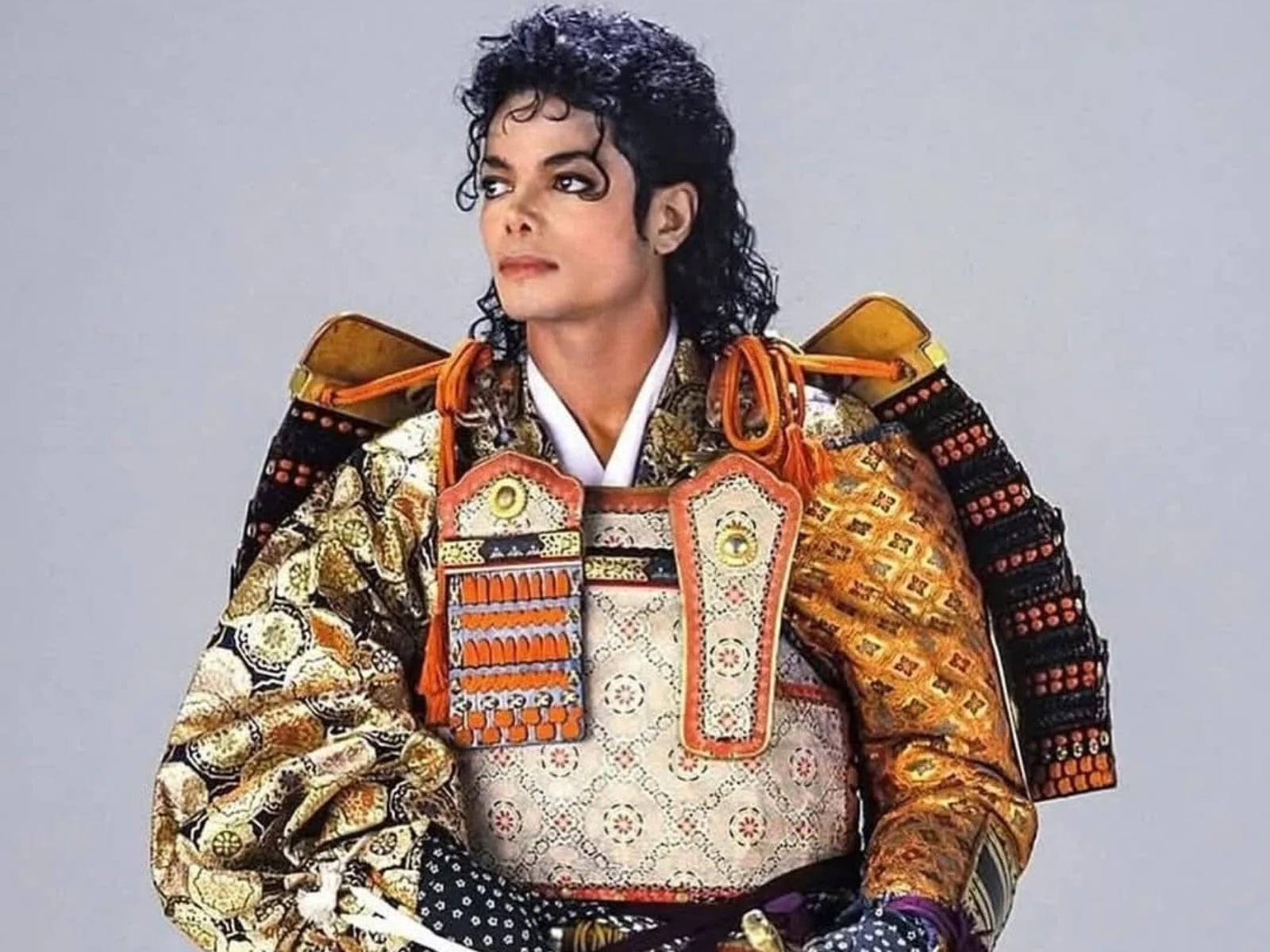 麥可傑克森 Michael Jackson 穿著日本武士鎧甲服照片引熱議！網友：「永遠的傳奇巨星！」