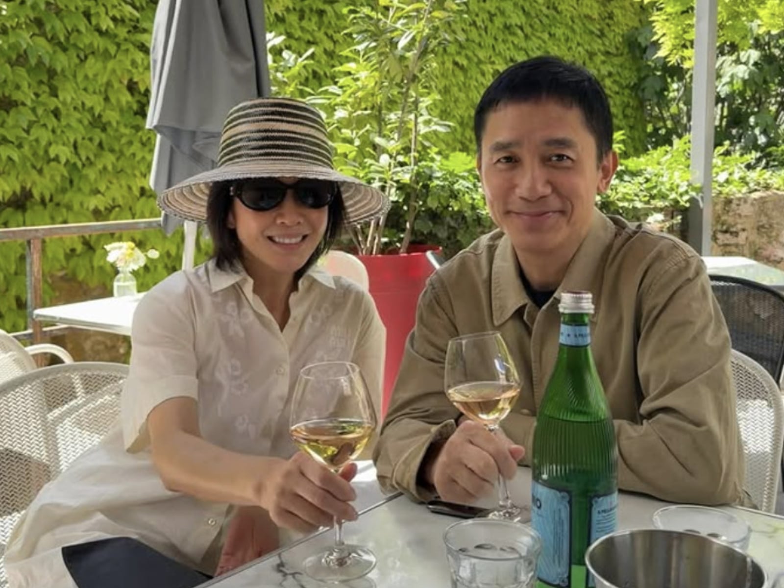 梁朝偉南法農莊撿雞蛋畫面療癒全網！結婚 18 年劉嘉玲掌鏡記錄影帝接地氣日常！