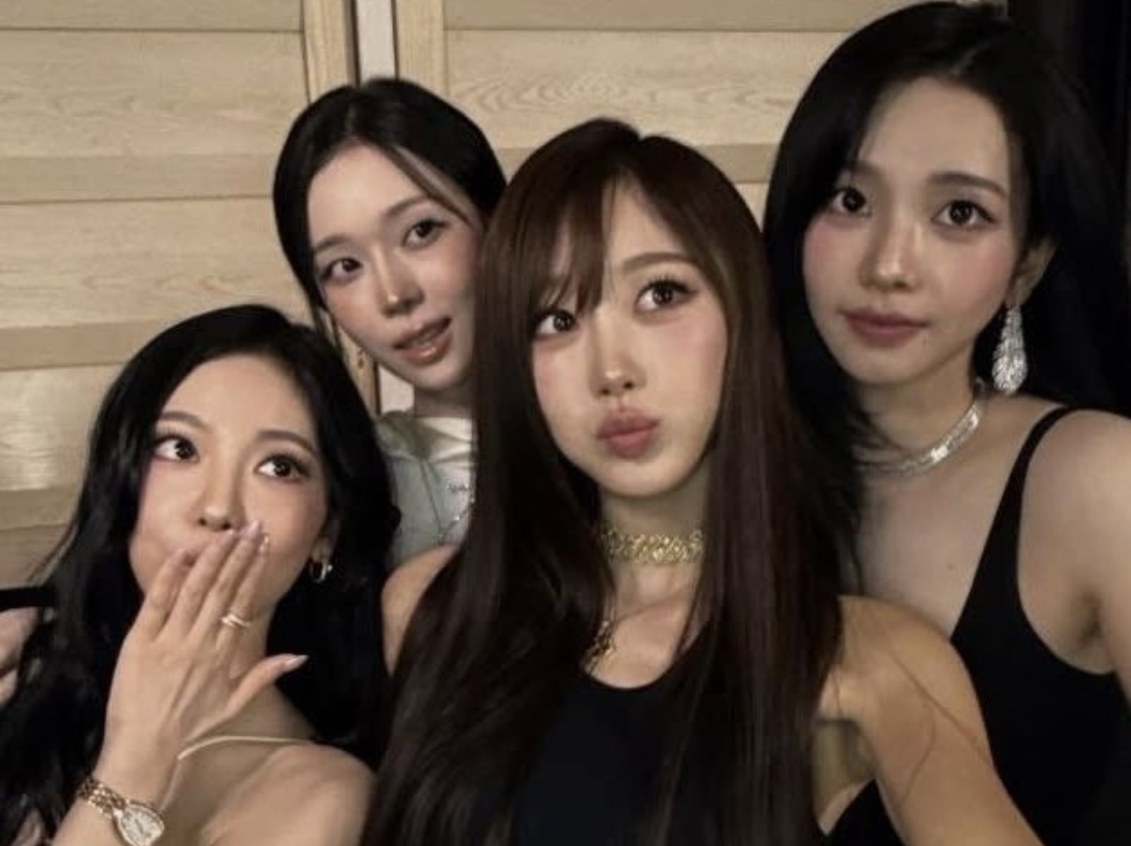 aespa 婚禮獻唱〈Supernova〉笑場！新娘也憋不住、SM 加碼投影新專輯宣傳！