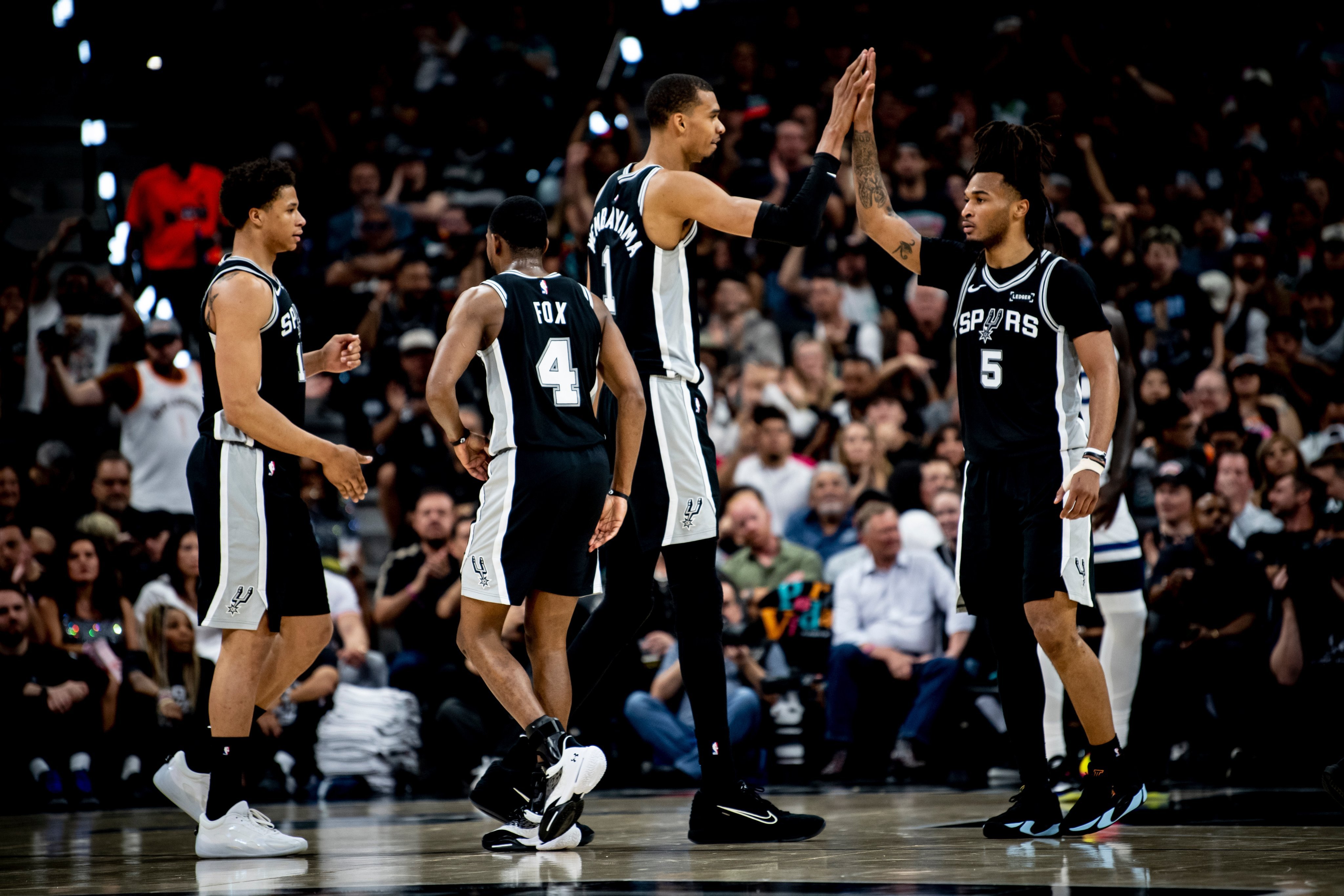 NBA／Wembanyama「單手抓球假動作」騙到 Gobert！菜鳥 Harper 在一旁不可置信！
